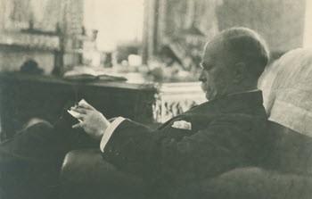Sir William Osler at the American Women’s War Hospital, Paignton, England, 1915. Courtesy: Osler Library of the History of Medicine, McGill University, in NLM’s Profiles in Science #GFBBDS