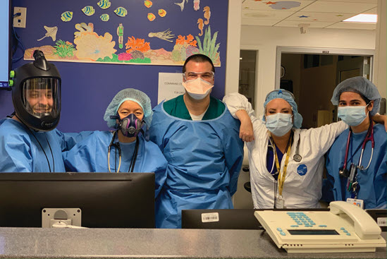 一群穿着磨砂膏和口罩的医生。