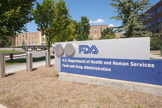 FDA 总部大楼和标志。