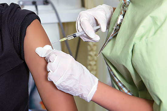 疫苗进入手臂。